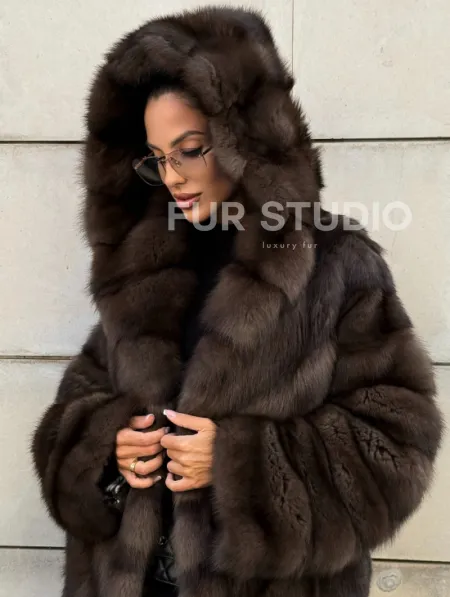 Удлиненная шуба из меха куницы с капюшоном - фото 7