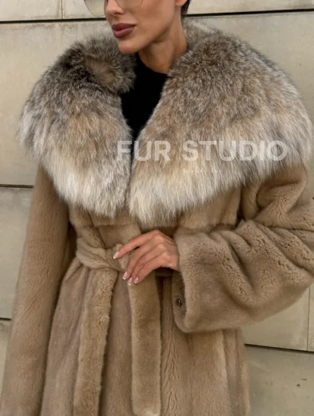 Шуба из норки Caramel с капюшоном из меха рыси - фото 3