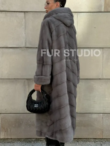 Шуба в диагональной выкладке меха норки, графит грей с капюшоном - фото 8