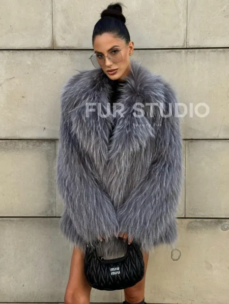 Шуба из меха енота на вязанной основе - фото 10