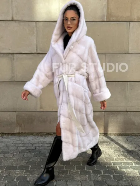 Шуба в диагональной выкладке меха норки White ice с капюшоном - фото 12