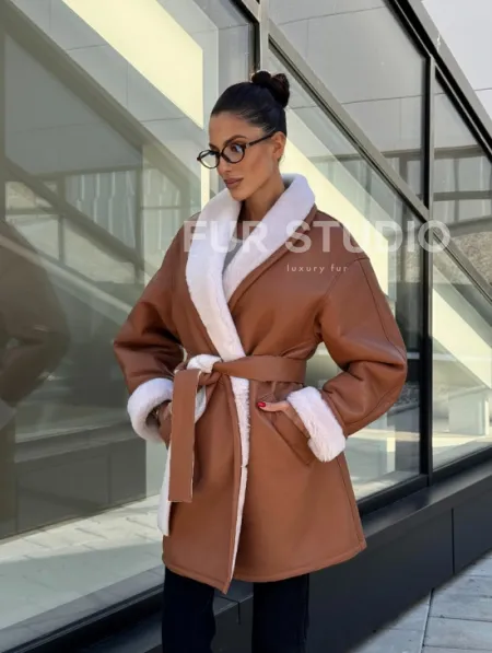 Женская дублёнка на запах с поясом - цвет кэмел - фото 10