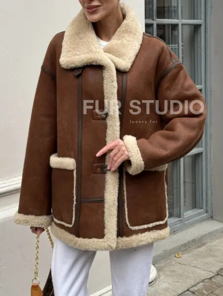 Современная коричневая дубленка из меха кёрли «Casual style» - фото 8