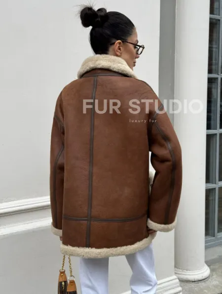 Современная коричневая дубленка из меха кёрли «Casual style» - фото 10