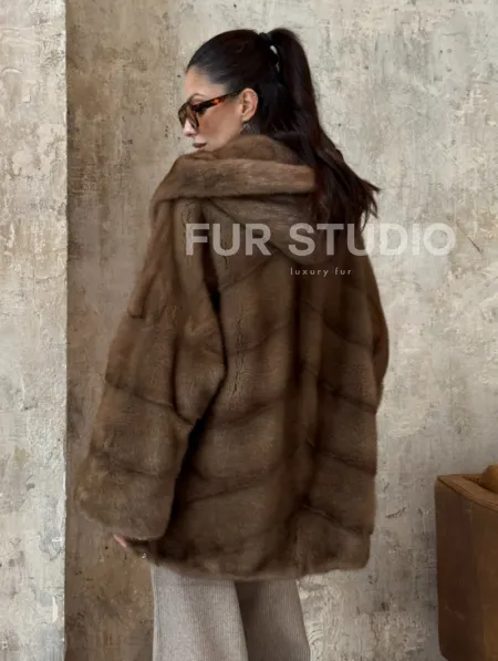 Укороченная норковая шуба с капюшоном из норки - фото 3