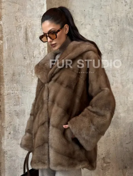 Укороченная норковая шуба с капюшоном из норки - фото 2