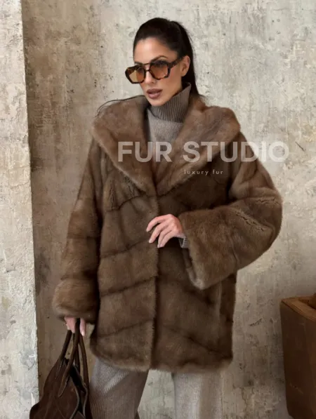 Укороченная норковая шуба с капюшоном из норки - фото 4