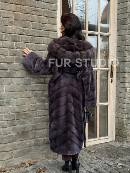 Удлиненная шуба из меха норки с капюшоном куница - фото 9