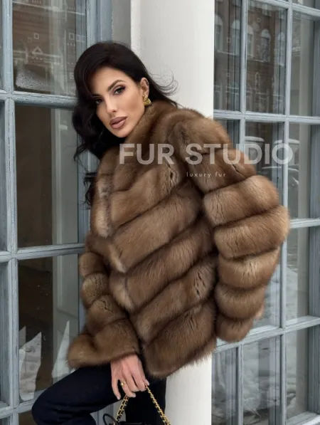 Шуба из меха куницы с V-образным воротником - фото 11