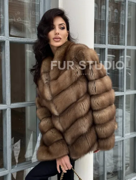 Шуба из меха куницы с V-образным воротником - фото 3