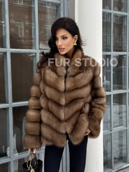 Шуба из меха куницы с V-образным воротником - фото 13