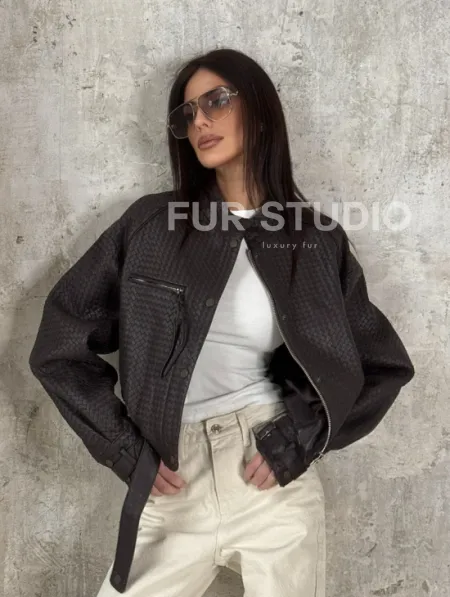 Женский бомбер из натуральной плетёной кожи - фото 11