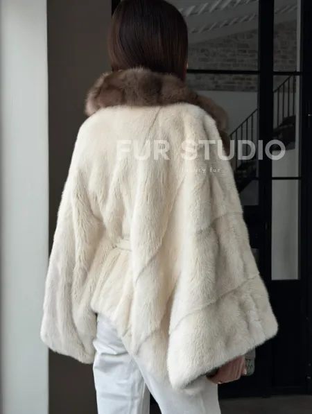 Светлое норковое пончо с воротником из куницы - фото 11