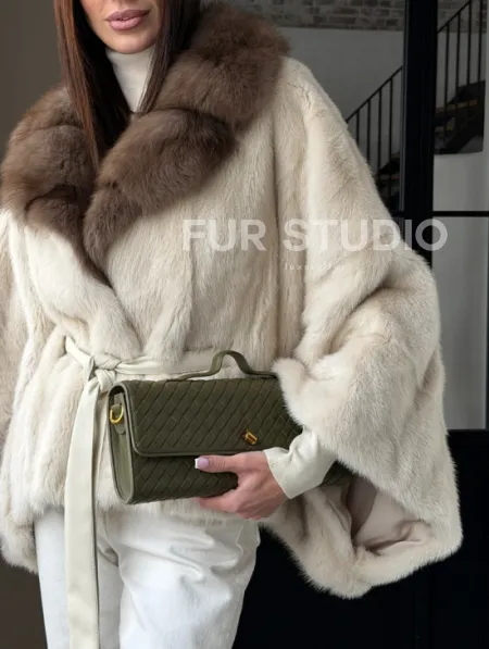 Светлое норковое пончо с воротником из куницы - фото 8