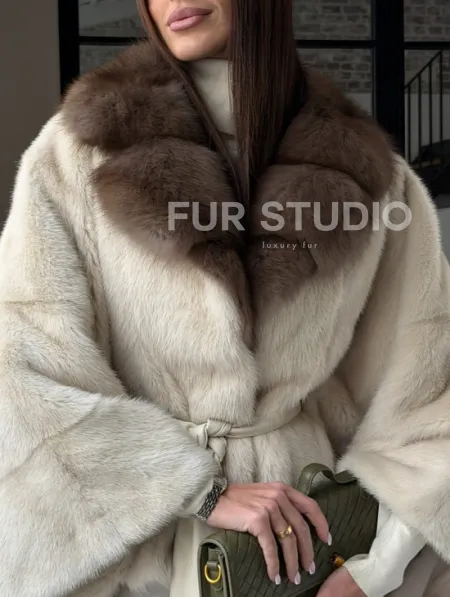 Светлое норковое пончо с воротником из куницы - фото 4