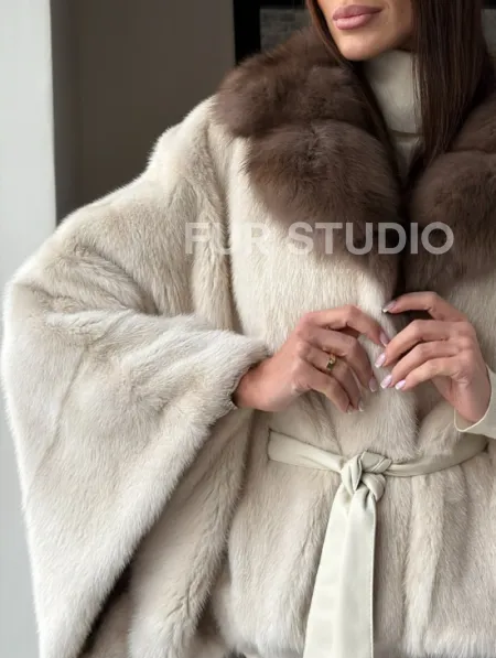 Светлое норковое пончо с воротником из куницы - фото 5