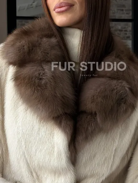 Светлое норковое пончо с воротником из куницы - фото 1