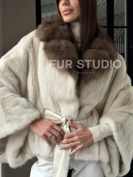 Светлое норковое пончо с воротником из куницы - фото 7