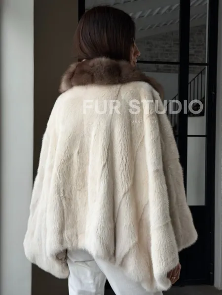 Светлое норковое пончо с воротником из куницы - фото 12