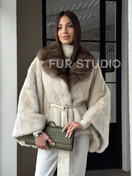 Светлое норковое пончо с воротником из куницы - фото 16