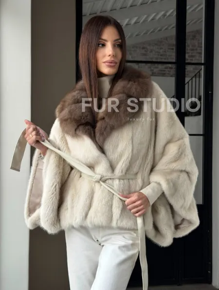 Светлое норковое пончо с воротником из куницы - фото 15