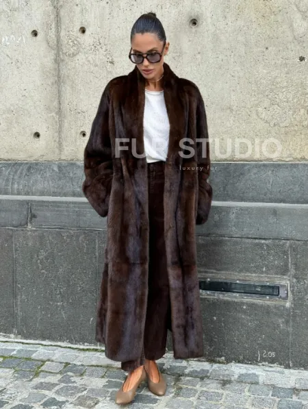 Эффектная норковая шуба цвета 