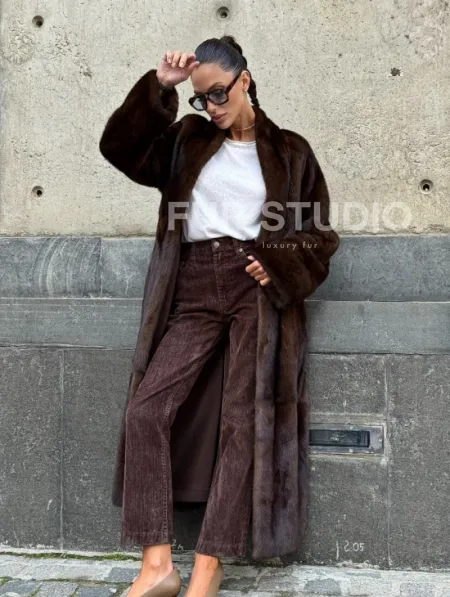 Эффектная норковая шуба цвета 