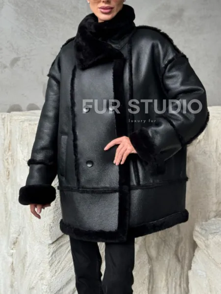 Черная современная дубленка - фото 2