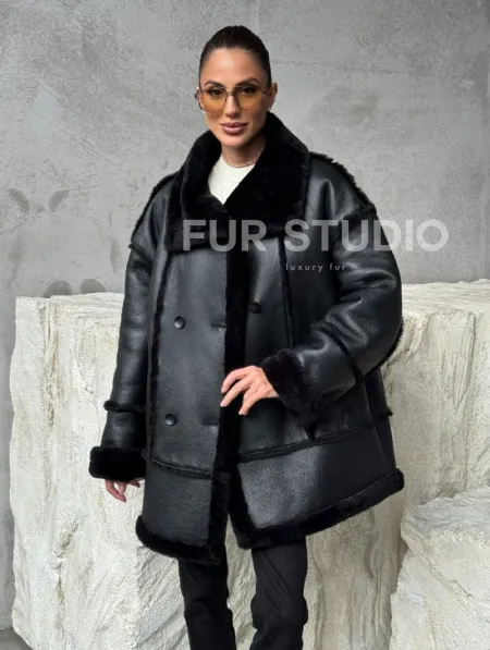 Черная современная дубленка - фото 8