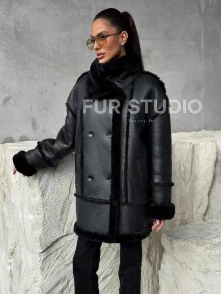 Черная современная дубленка - фото 6