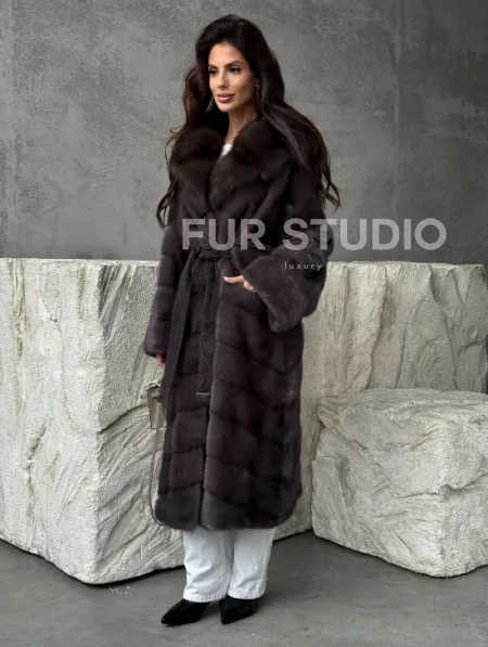 Шуба норковая графитовый ирис с капюшоном куницы - фото 8