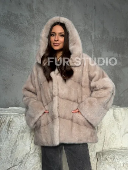 Норковый полушубок с капюшоном в цвете пудра - фото 10