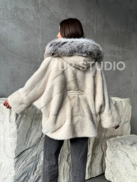 Светлая норковая шуба - летучка с капюшоном - фото 9