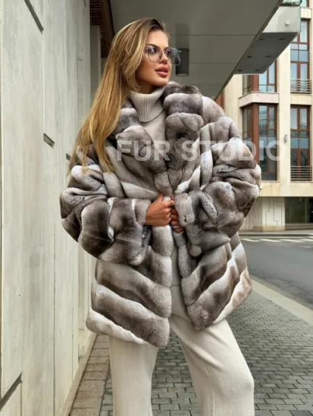 Шуба из меха шиншиллового кролика PREMIUM COLLECTION - фото 7