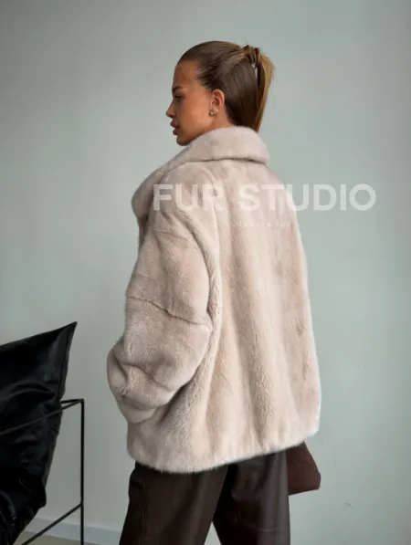 Короткая норковая шуба в цвете нюд - фото 7