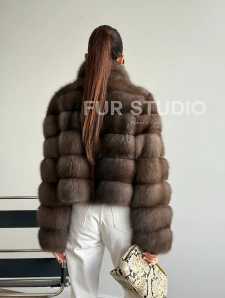 Короткая шуба из куницы - цвет трюфель - фото 12