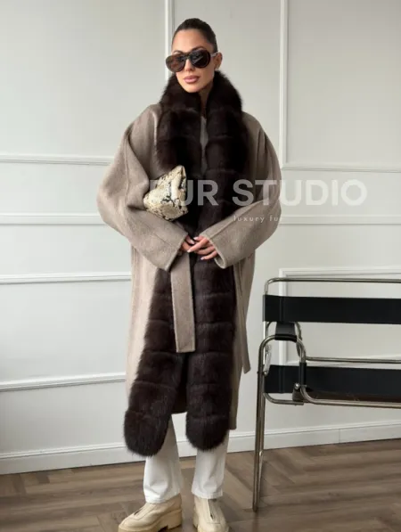Длинное пальто с мехом финского песца - фото 10