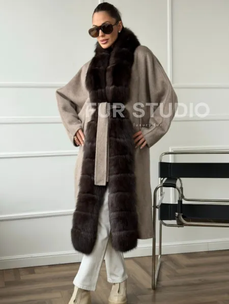 Длинное пальто с мехом финского песца - фото 6