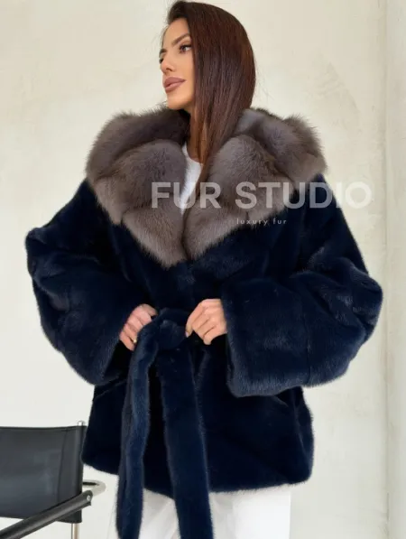 Норковый полушубок синего цвета с капюшоном куница - фото 5