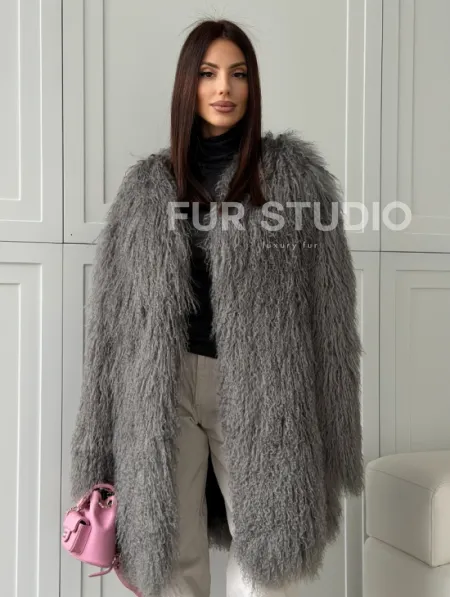 Удлиненная серая шуба из ламы - фото 9