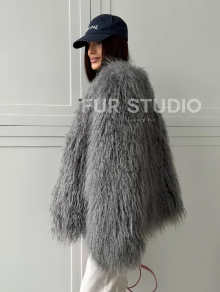 Серая шуба из натурального меха ламы - фото 9