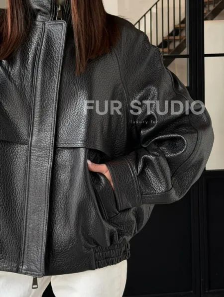 Черная весенняя куртка из кожи Joombo - фото 7