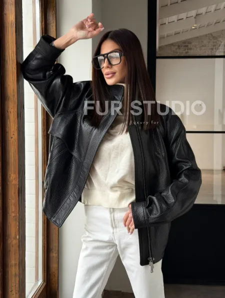 Черная весенняя куртка из кожи Joombo - фото 22