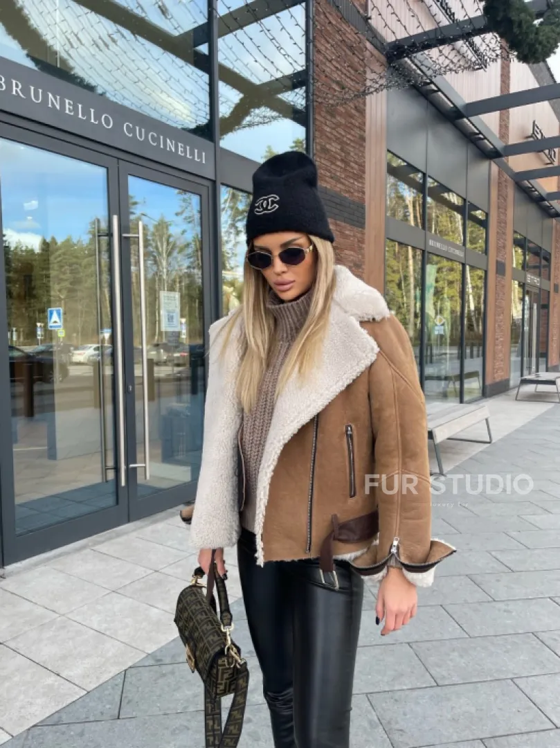 Дубленка - бомбер со спущенным плечом из натуральной овчины - фото 3