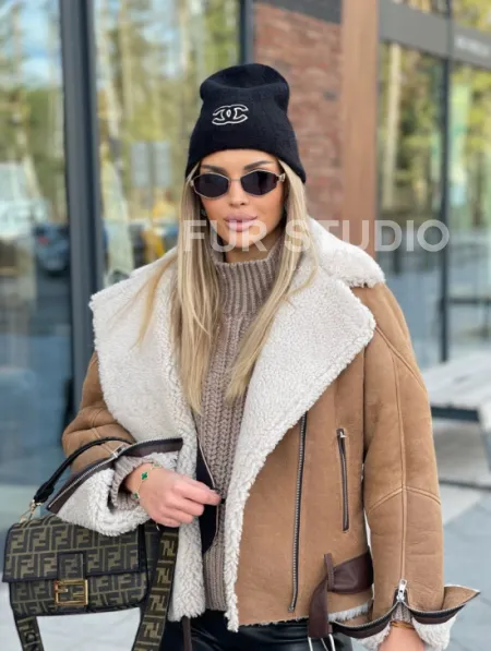 Дубленка - бомбер со спущенным плечом из натуральной овчины - фото 0