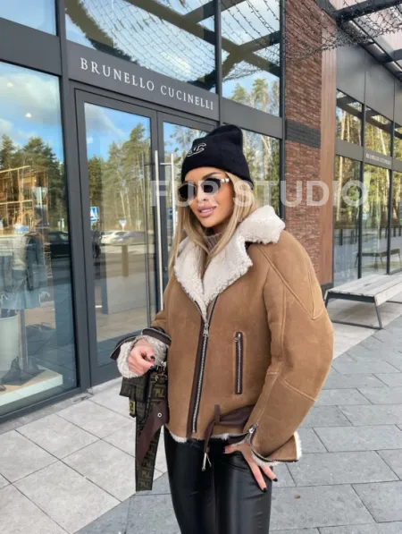 Дубленка - бомбер со спущенным плечом из натуральной овчины - фото 2