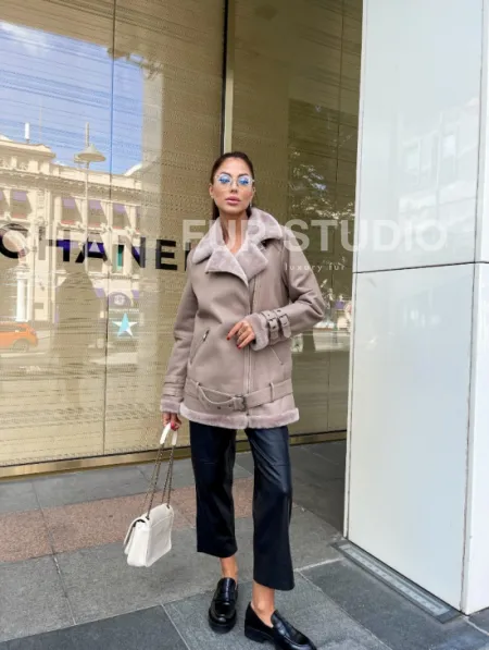 Авиатор дубленка из натуральной овчины в бежевом оттенке - фото 3