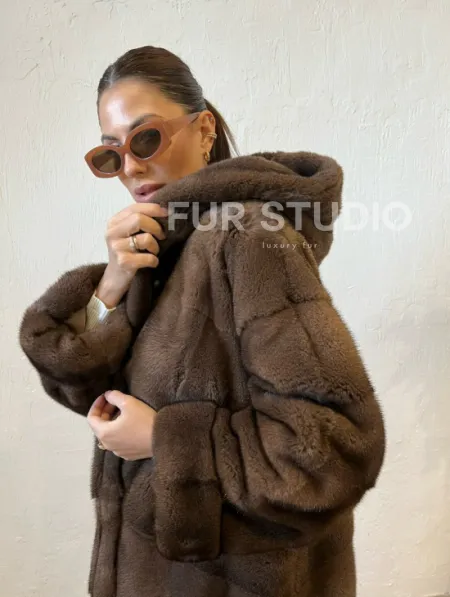 Шуба из меха норки с капюшоном - цвет соболь - фото 3