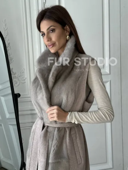 Пальто без рукавов с отделкой из меха норки - фото 0