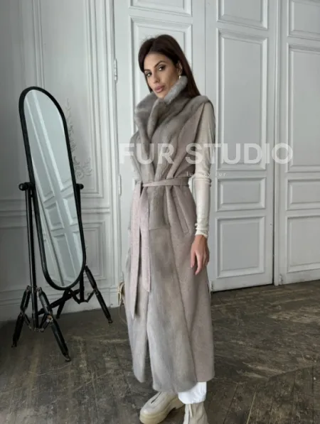 Пальто без рукавов с отделкой из меха норки - фото 4